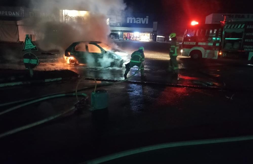 Susurluk’ta araç yangını korkuttu Festival Outlet Tesisleri içerisinde park halinde bulunan bir araçta yangın