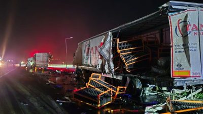 Bursa istikametinde seyreden iki çekicinin karıştığı trafik kazasında bir kişi
