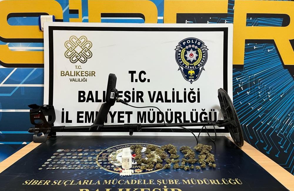 Kişisel bilgileri satanlara siber operasyon Balıkesir’de polis ekipleri Panel ismi verilen web sitesi üzerinden kurumların