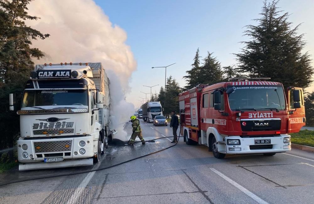 Balıkesir’de plastik otomotiv parçası taşıyan kamyon ana yolda balatlardan çıkan