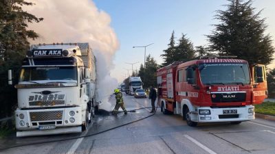 Balıkesir’de plastik otomotiv parçası taşıyan kamyon ana yolda balatlardan çıkan