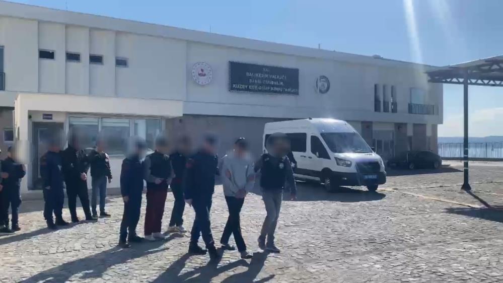 Ayvalık’ta Sahil Güvenlik ekipleri göçmen kaçakçılarını kıskıvrak yakaladı Ayvalık’ta yasa dışı yollarla Yunanistan’ın Midilli Adası’na göçmen kaçırdığı belirlenen