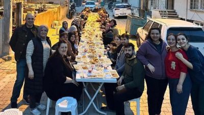 100. Yıl Mahallesi sakinleri, geleneksel iftar yemeği için sokakta bir