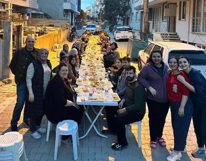 Bandırma’da geleneksel mahalle iftarı düzenlendi 100. Yıl Mahallesi sakinleri, geleneksel iftar yemeği için sokakta bir