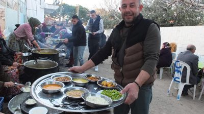 Burhaniye’de, kırsal mahallelerde toplu iftar açma geleneği devam ediyor. İlçe