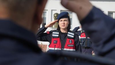 Balıkesir İl Jandarma Komutanlığı bünyesinde görev yapan kadın subay ve
