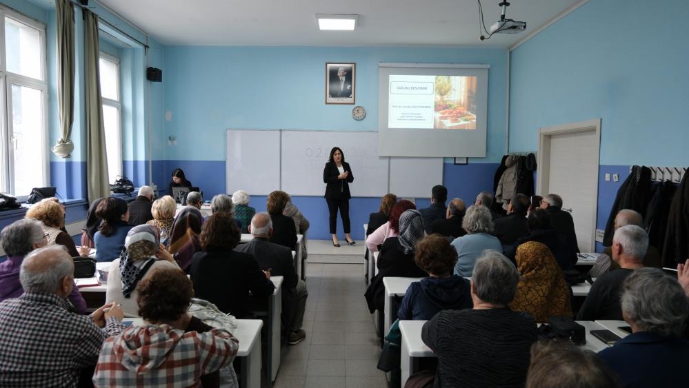  Balıkesir Üniversitesi’nde 60 yaş üzeri öğrenciler ilk ders heyecanı yaşadı.