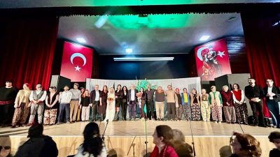 Edremit Belediyesi Tiyatro Topluluğu tarafından sahneye konulan “Sarıkız” adlı müzikli