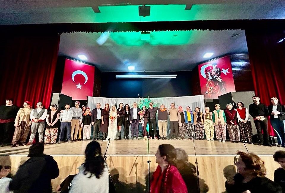 Sarıkız efsanesi tiyatro sahnesinde canlandı Edremit Belediyesi Tiyatro Topluluğu tarafından sahneye konulan “Sarıkız” adlı müzikli