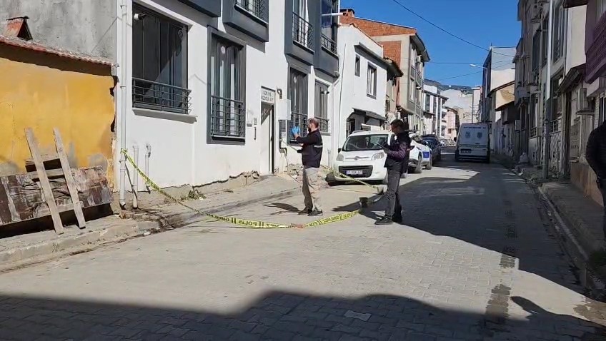 Edremit’te, bir kişinin yüksekten düşerek hayatını kaybettiği öğrenildi. Edinilen bilgilere