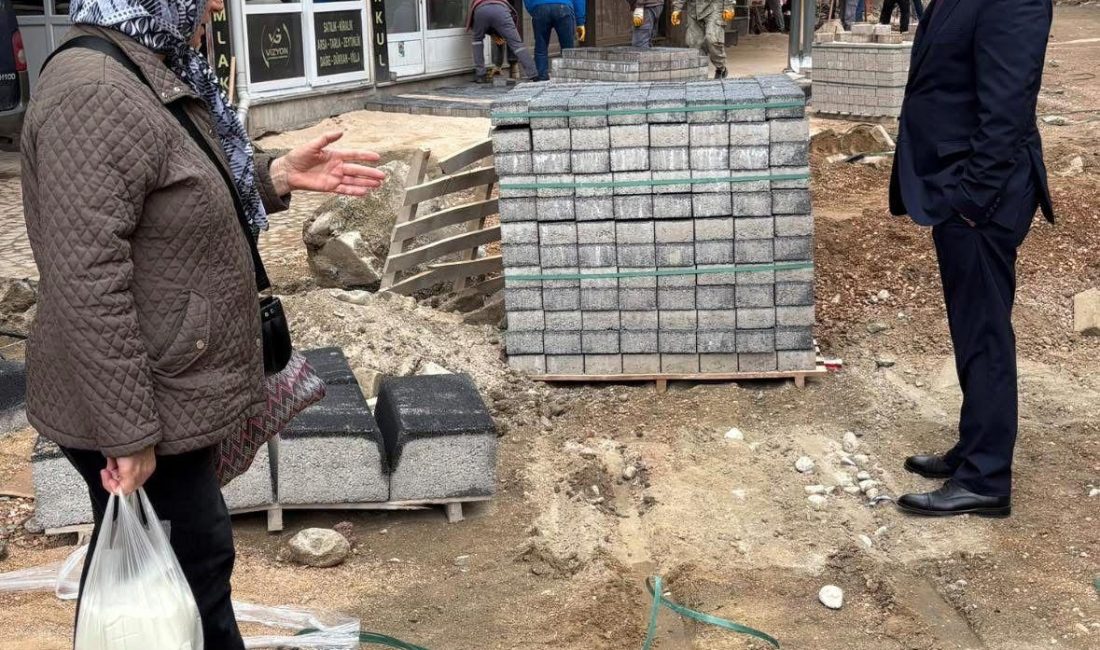 Erdek’te yol ve kaldırım düzenleme çalışmaları devam ediyor Erdek Belediyesi, ilçede devam eden yol ve kaldırım düzenleme çalışmalarını
