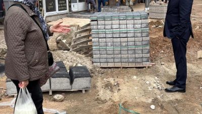 Erdek Belediyesi, ilçede devam eden yol ve kaldırım düzenleme çalışmalarını