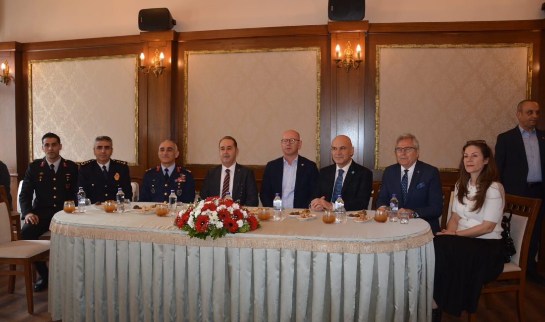Bandırma protokolü, Ramazan Bayramı dolayısıyla düzenlenen törende bir araya geldi.