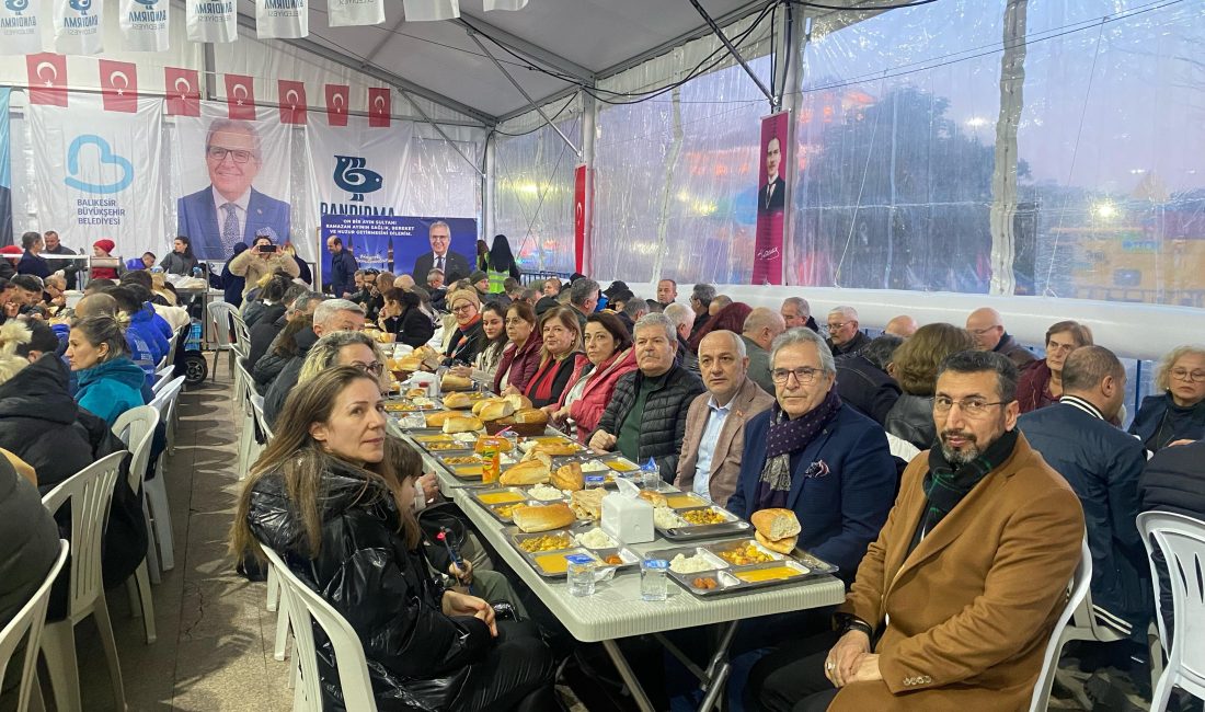 Bandırma Belediyesi tarafından Cumhuriyet Meydanı’nda kurulan iftar çadırı, Ramazan ayının