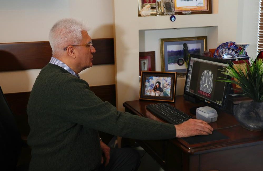 Beyin, Sinir ve Omurilik Cerrahisi Uzmanı Prof. Dr. Orhan Şen,