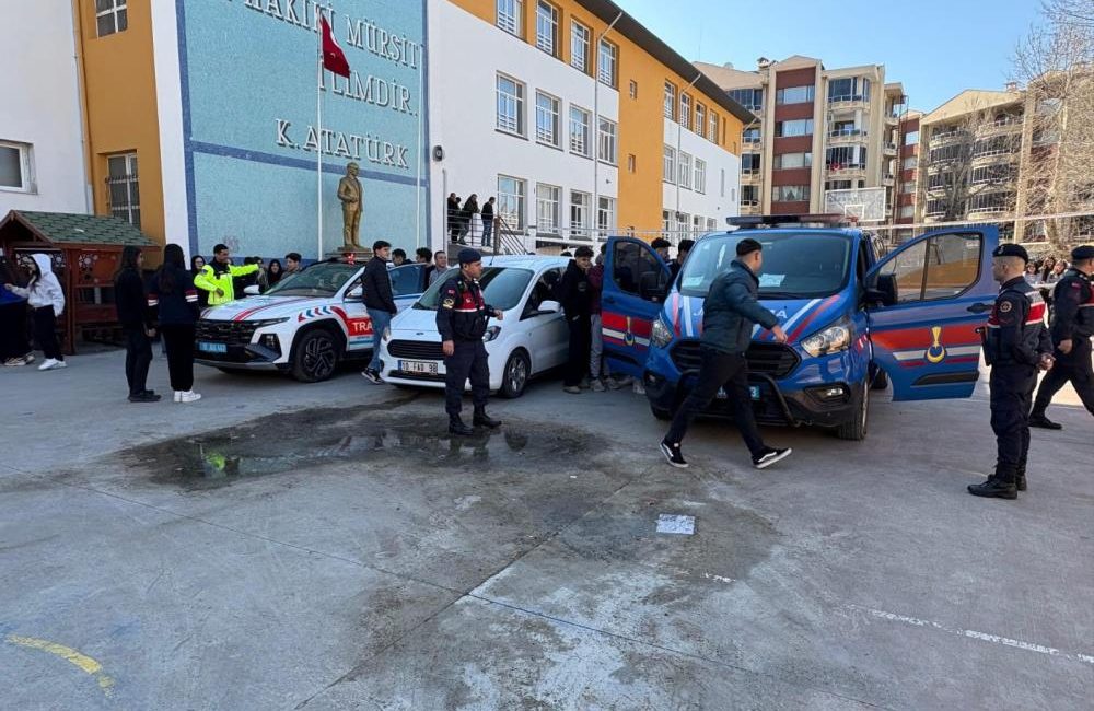 Balıkesir’de lise öğrencilerine Jandarma ve Sahil Güvenlik Akademisi tanıtıldı Balıkesir İl Jandarma Komutanlığı arafından, Şehit Öğretmen Şenay Aybüke Yalçın
