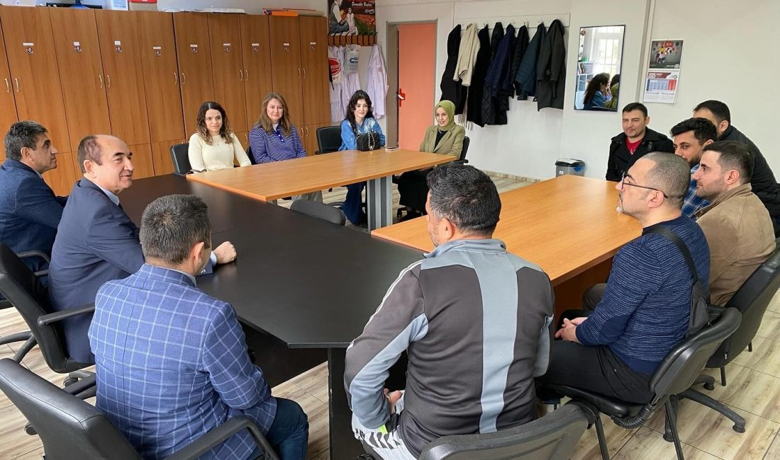 Gönen Kaymakamı Ahmet Altıntaş, Sarıköy ve çevresindeki okulları ziyaret ederek