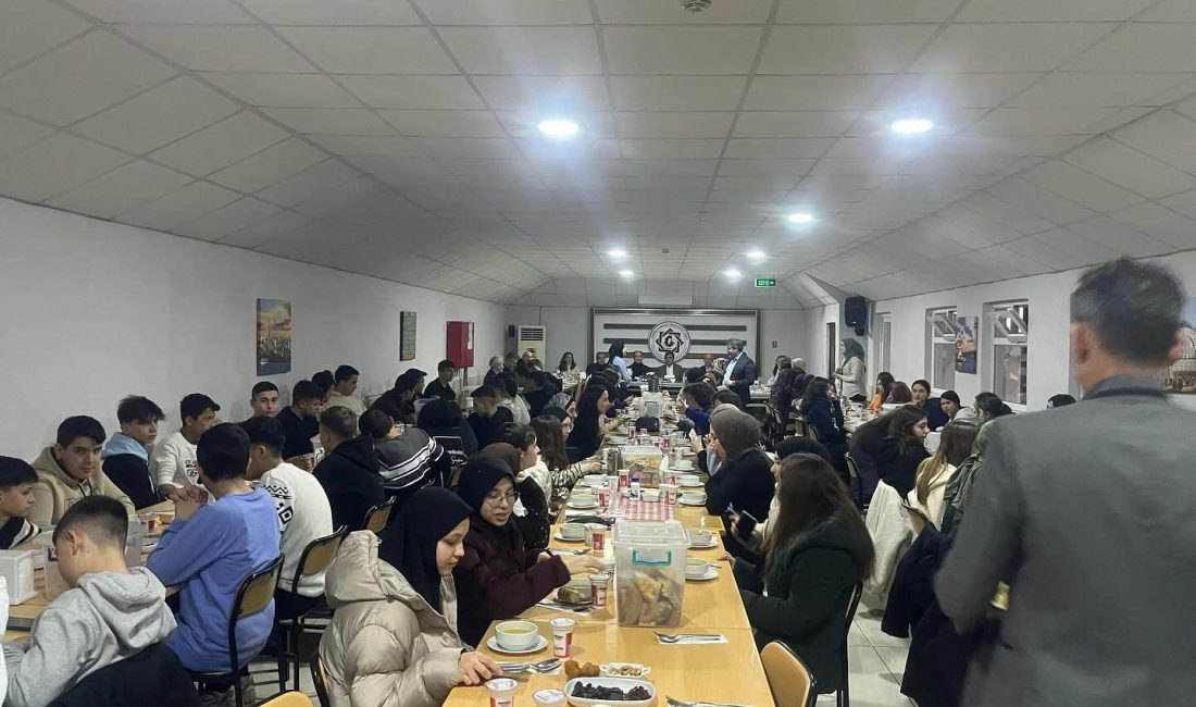 Lise öğrencileriyle buluşan Gönen Kaymakamı Ahmet Altıntaş, birlik ve beraberliğin