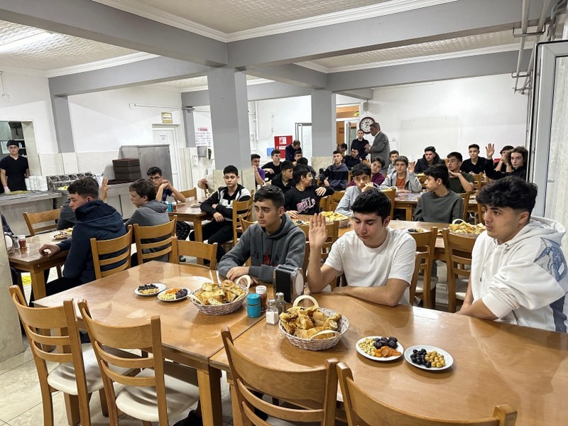 Burhaniye’ de Kaymakam Memiş öğrencilerle iftar yaptı Burhaniye’de, Kaymakam İlyas Memiş, Burhaniye Kuvâyı Milliye Fen Lisesi pansiyonda