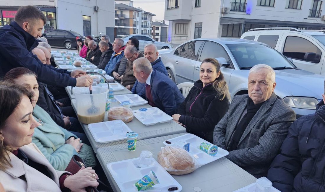 Bandırmalılar iftar sofrasında buluştu Bandırma Yenimahalle’de mahalle sakinlerinin de bağışlarıyla gerçekleştirilen iftar programı yoğun