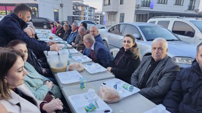 Bandırma Yenimahalle’de mahalle sakinlerinin de bağışlarıyla gerçekleştirilen iftar programı yoğun