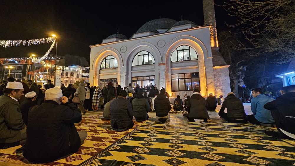Bandırma’da Kadir Gecesi idrak edildi Bandırma’da Kadir Gecesi dolayısıyla ibadetlerini yerine getirmek isteyen vatandaşlar camilere