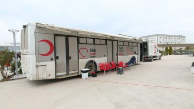 Bandırma Onyedi Eylül Üniversitesi’nde düzenlenen kan bağışı kampanyasına öğrenciler ve