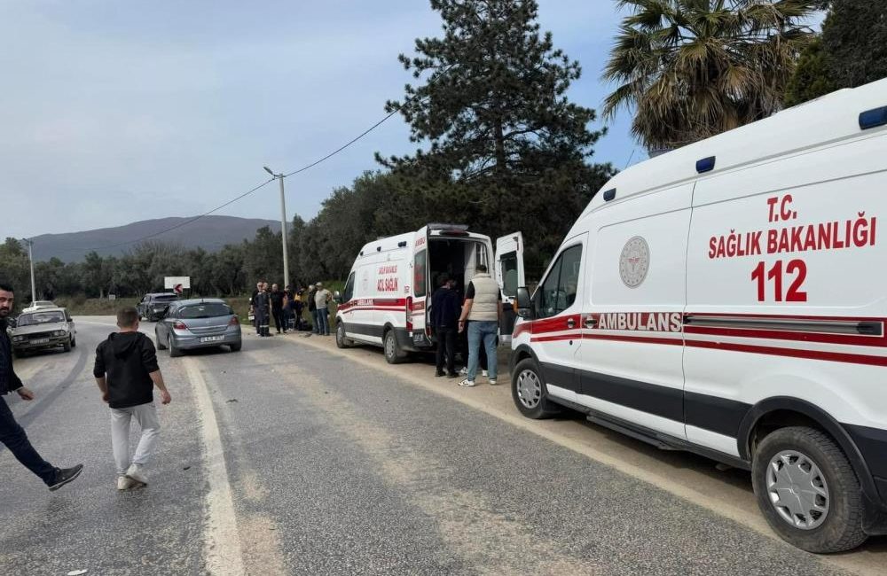 Erdek’te 1 otomobil ve 2 motosikletin karıştığı trafik kazasında 3