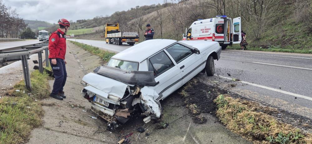 Refüje giren otomobildeki 2 kişi yaralandı Balıkesir-Bursa kara yolunun Balıkesir istikameti Susurluk Sultançayır mevkisinde refüje giren