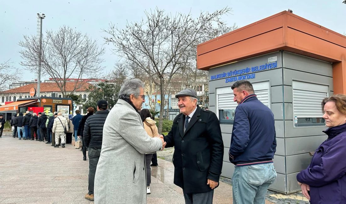 Mirza, iftardan önce vatandaşlarla bir araya geldi Bandırma Belediye Başkanı Dursun Mirza, Cumhuriyet Meydanı’nda iftardan önce halkla