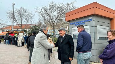 Bandırma Belediye Başkanı Dursun Mirza, Cumhuriyet Meydanı’nda iftardan önce halkla