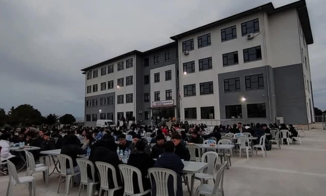 Bandırma Yavuz Sultan Selim Anadolu Lisesi, 410 öğrencisiyle geniş bir