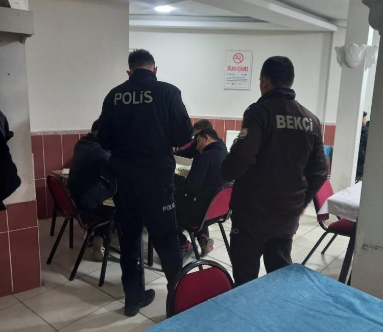  Balıkesir’de huzur denetimlerinde aranan 10 şahıs yakalandı, kusurlu bulunan 77