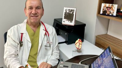 Hekimlerin ve sağlık çalışanlarının zor koşullarda görev yaptığını belirten Dr.