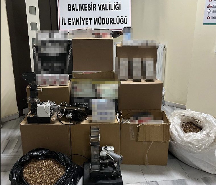 Susurluk’ta gerçekleştirilen operasyonda çok sayıda kaçak tütün ürünü ele geçirildi.