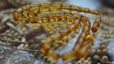 Pinus Succinifera ağacının fosilleşmiş reçinesi olan damla kehribardan yapılan tespihler,