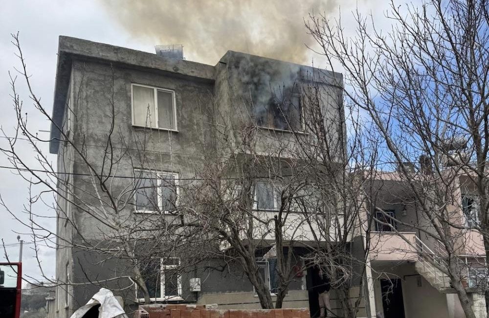 Bandırma’da çıkan ev yangını kontrol altına alındı Bandırma’da bir evde çıkan yangın itfaiye ekipleri tarafından kısa sürede