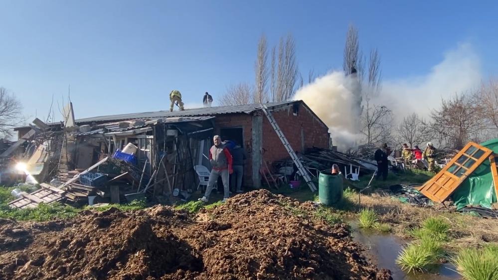  Ali Çetinkaya Mahallesi’nde bulunan bir hayvan çiftliğinde sabah saatlerinde yangın