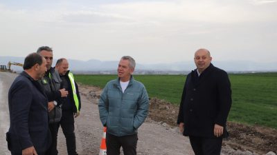 Gönen’deki yol genişletme çalışmalarını inceleyen Belediye Başkanı İbrahim Palaz, yapılan