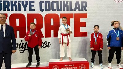 Kocaeli’de düzenlenen Türkiye Çocuklar Karate Şampiyonası’nda 11 yaşındaki Balıkesirli sporcu