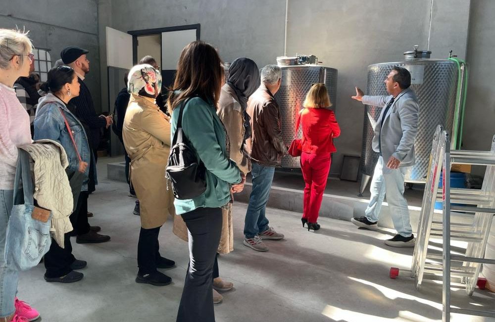 Akademi öğretmenleri ile Balıkesir’in kokularına yolculuk Balıkesir Atatepe Sanayi Bölgesi’nde bulunan kolonya fabrikasında gerçekleştirilen faaliyette öğretmenlere