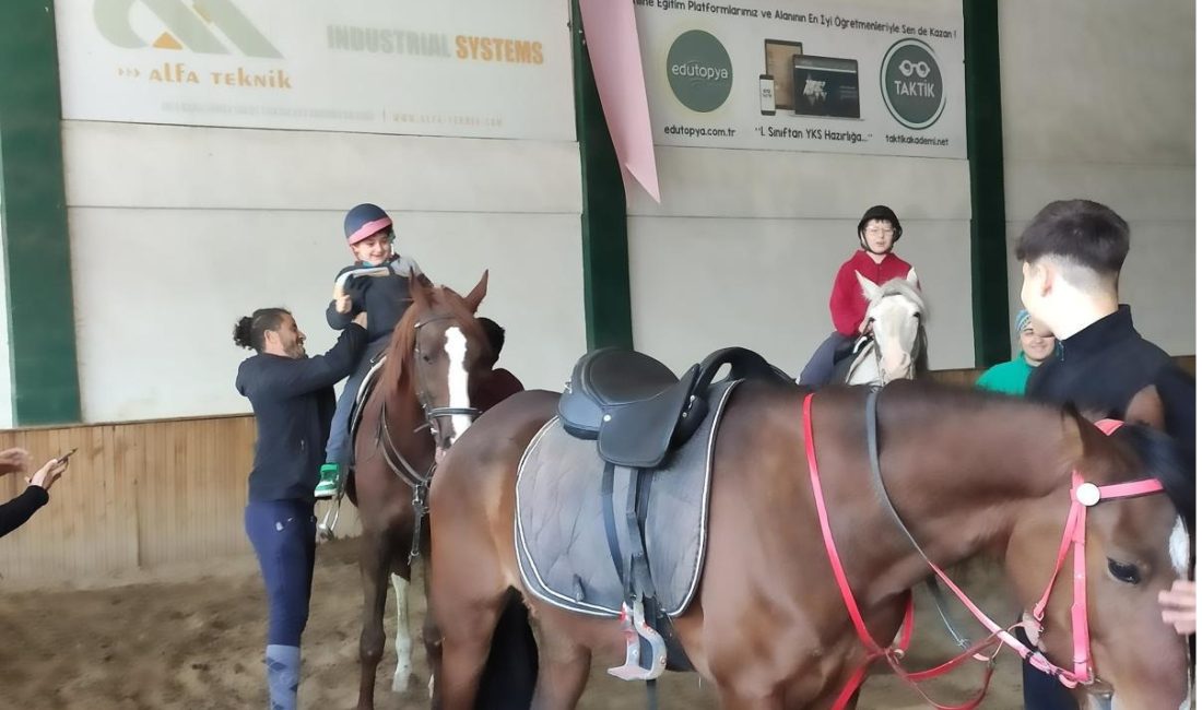 Engelime Renk Ver Derneği’nin düzenlediği etkinlikte çocuklar at binerek hem