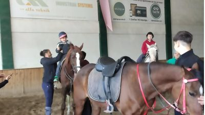 Engelime Renk Ver Derneği’nin düzenlediği etkinlikte çocuklar at binerek hem