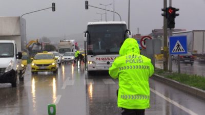 Bandırma’da, yağışlı hava nedeniyle kayganlaşan yolda meydana gelen trafik kazasında