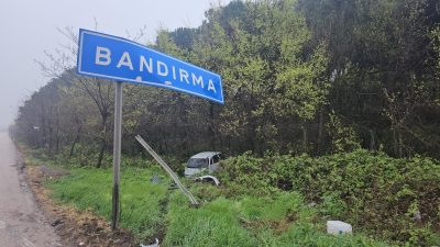 Bandırma’da direksiyon hâkimiyetini kaybeden araç önce tabelaya çarptı sonra yoldan