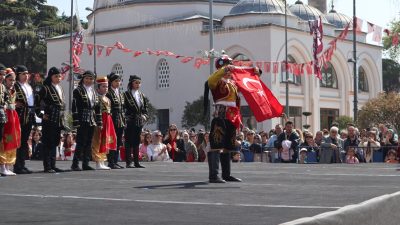 Bandırma Belediyesi tarafından düzenlenen 23 Nisan Çocuk Şenliği, pazar günü
