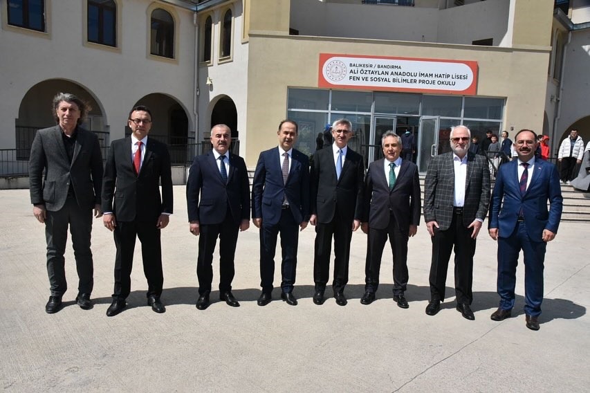 Bandırma ve Erdek’te yapılan eğitim toplantısında, gelecekteki eğitim politikaları ve