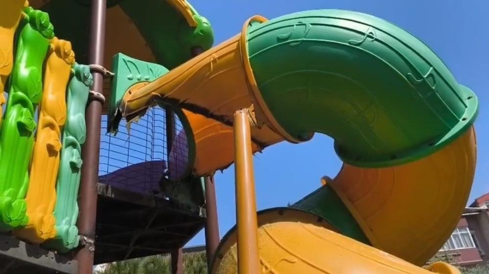 Çocuk parkındaki kaydırağı yakarak tahrip ettiler Bandırma’da, kimliği belirsiz kişi ya da kişiler tarafından çocuk parkındaki