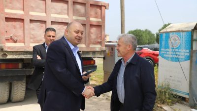 Çalışmaları sahada takip eden Gönen Belediye Başkanı İbrahim Palaz, vatandaşlarla