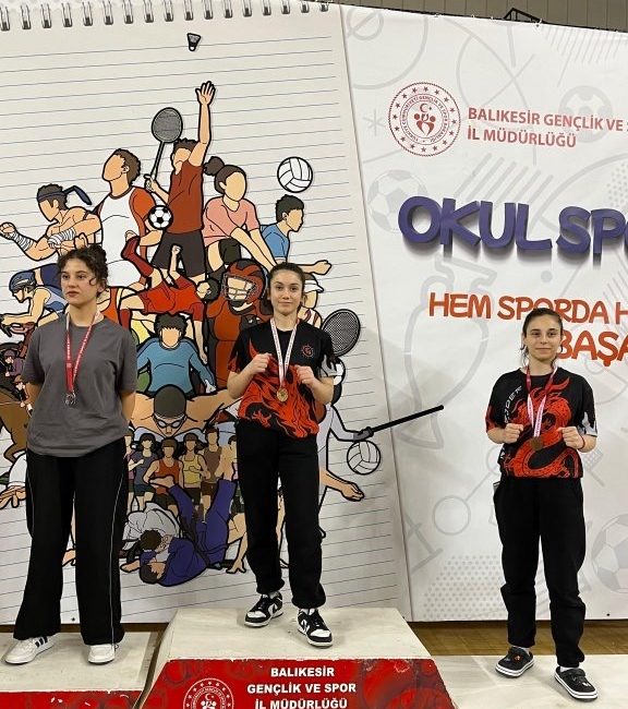 Balıkesir’de düzenlenen Wushu Sanda Gençler Turnuvası’nda Akşemsettin Mesleki ve Teknik
